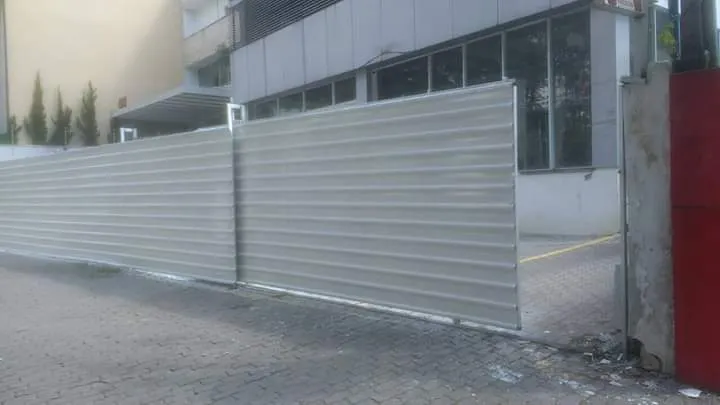 Foto real do acervo: fachada com tapume branco instalado
