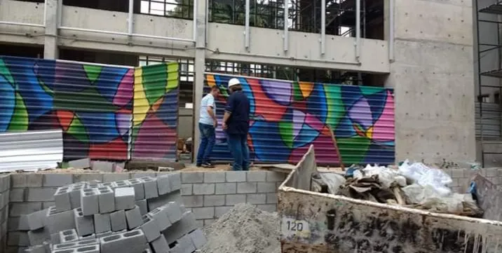 Tapume com pintura colorida em obra