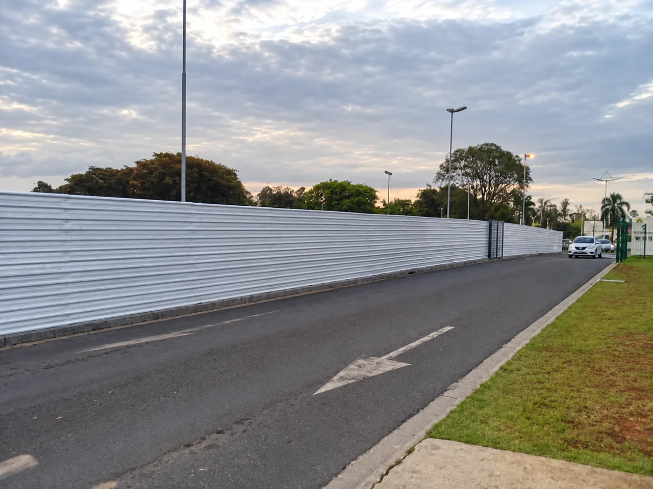 Tapumes metálicos delimitando o perímetro de uma obra